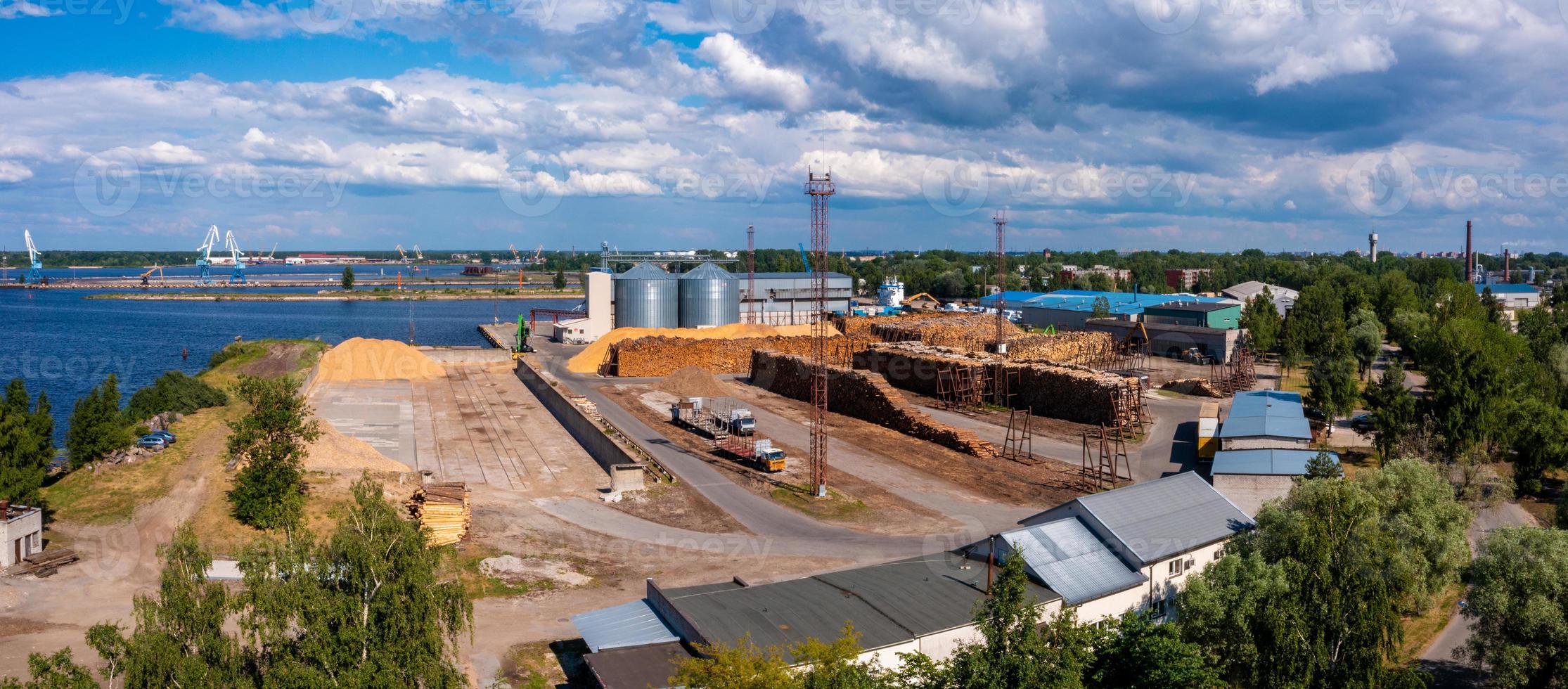 vedvägg utanför fabriken med vid en industriell uteplats foto