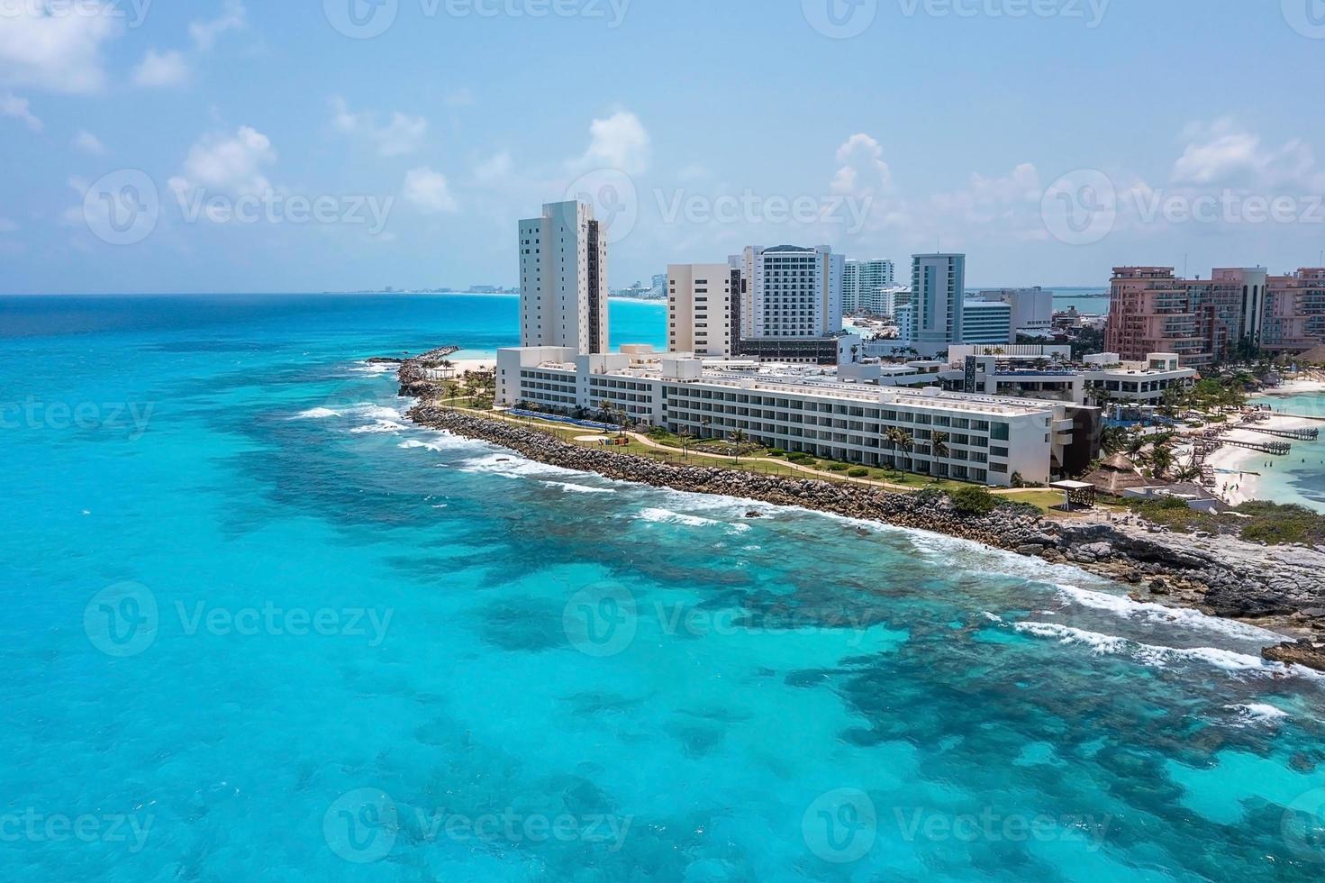 Flygfoto över Punta Norte Beach, Cancun, Mexiko. foto