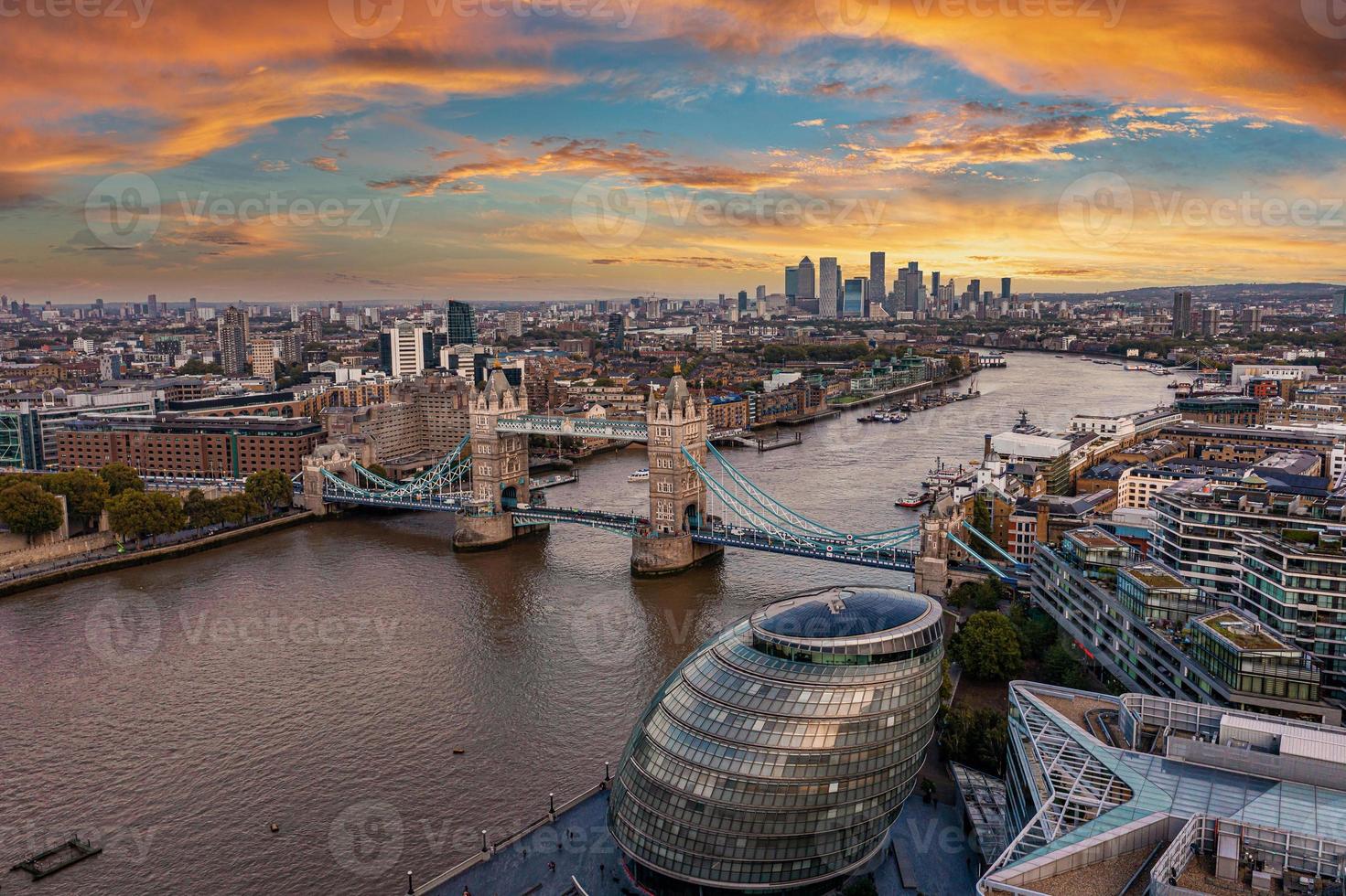 panoramautsikt över stadsbilden över London Tower bridge foto