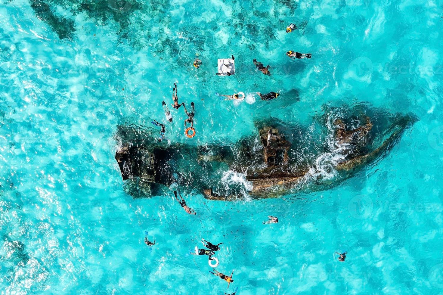 människor snorkla runt skeppsvraket nära Cancun i Karibiska havet. foto