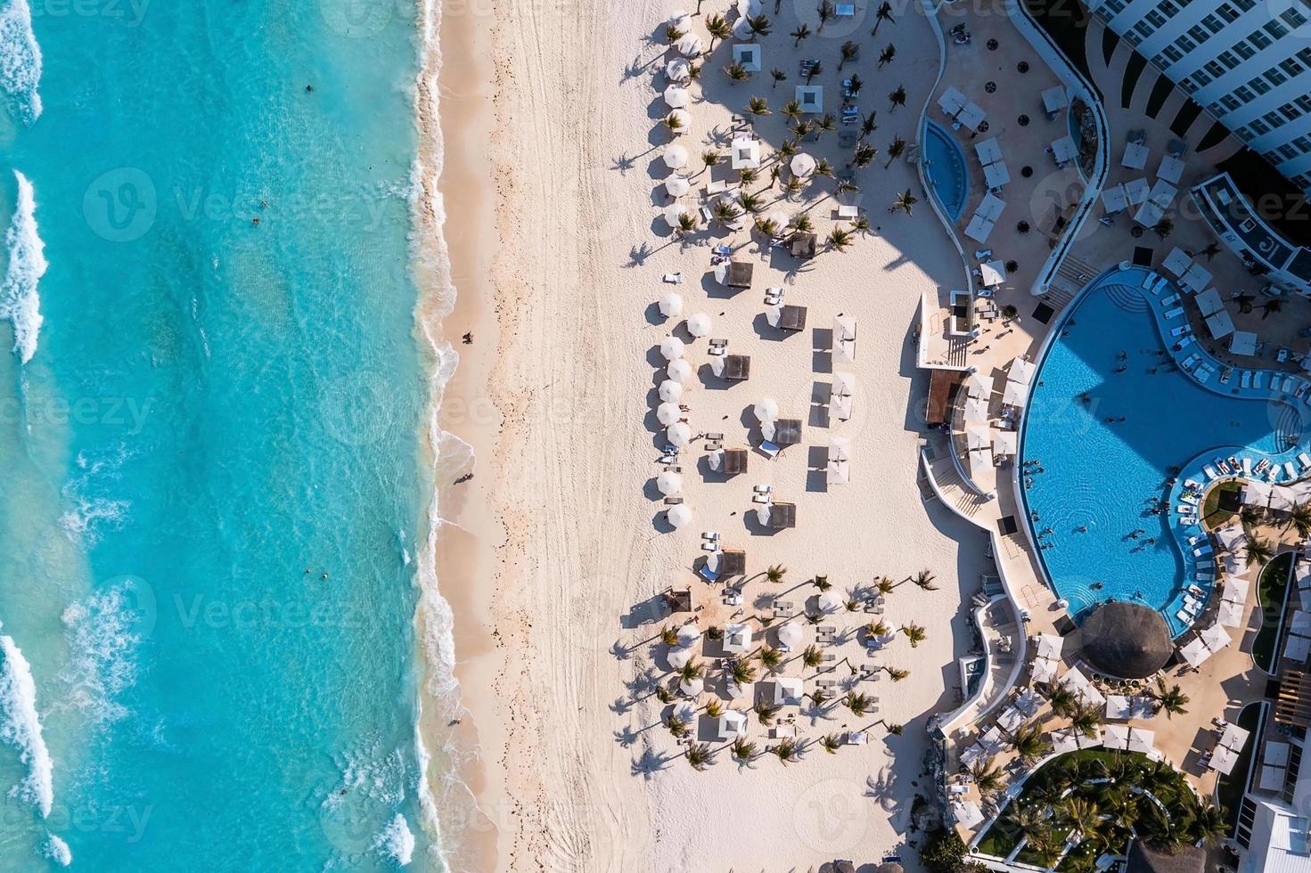 Flygfoto över Punta Norte Beach, Cancun, Mexiko. foto