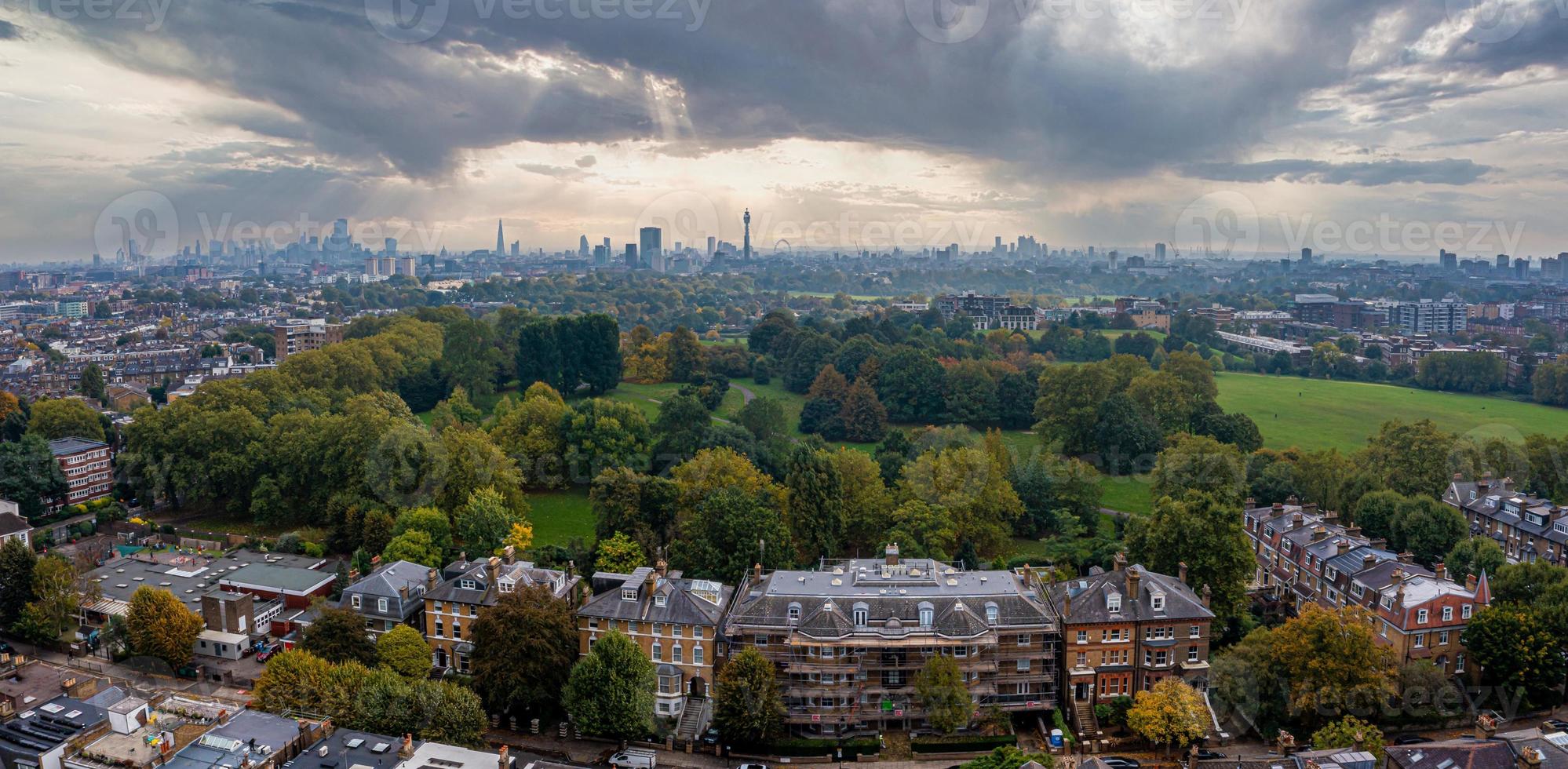 vacker flygfoto över london med många gröna parker foto