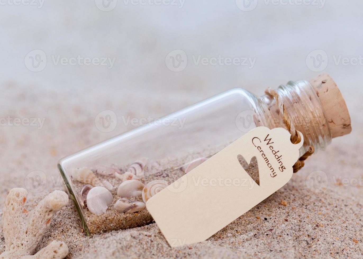 bröllopsinbjudan eller bröllopspresent, plats på stranden. foto