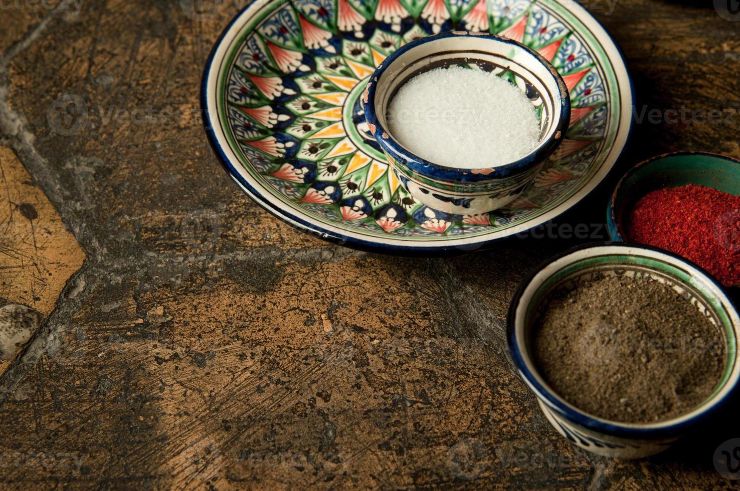 orientaliska kryddor på en gammal gatsten foto