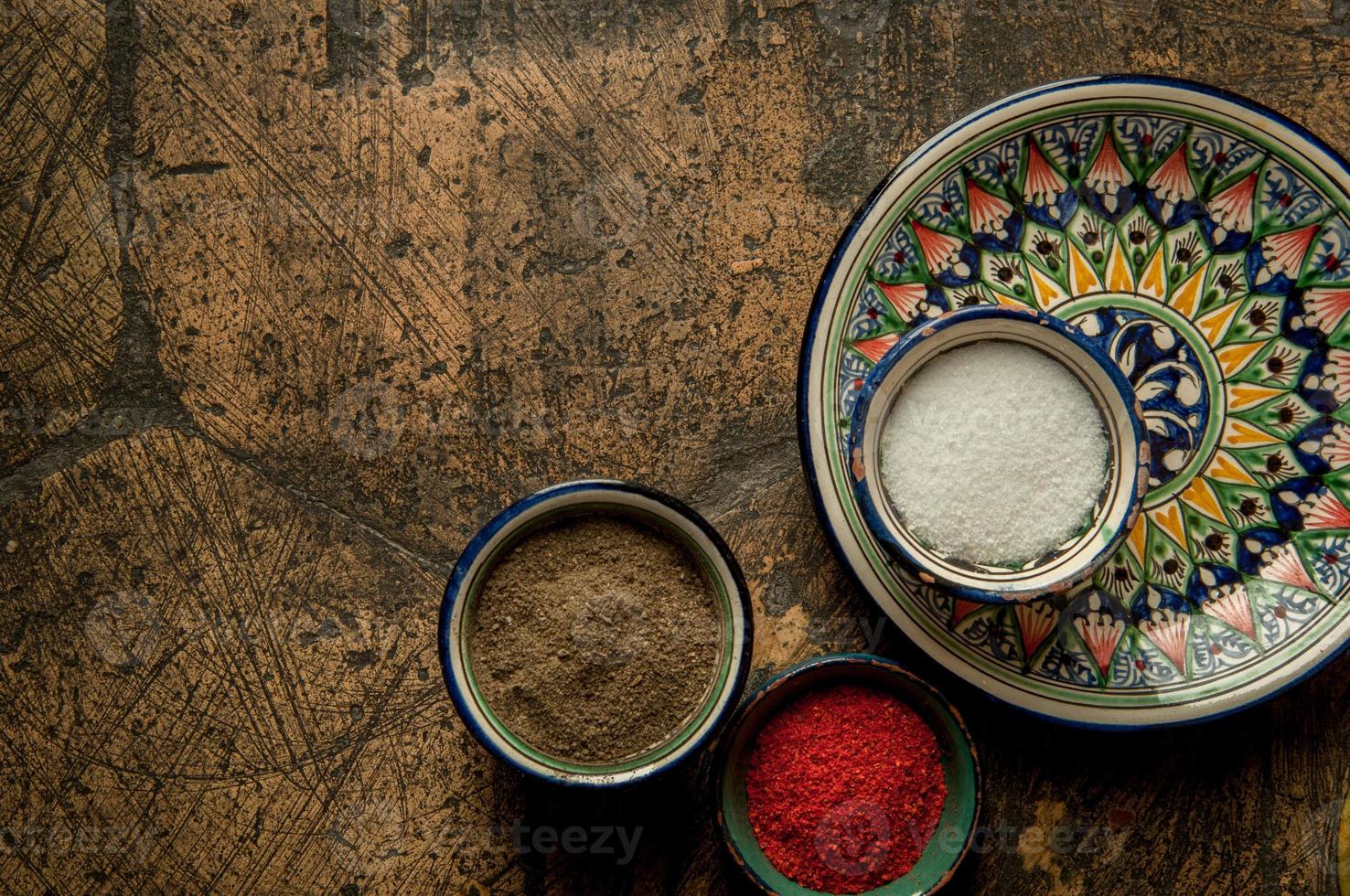 orientaliska kryddor på en gammal gatsten foto