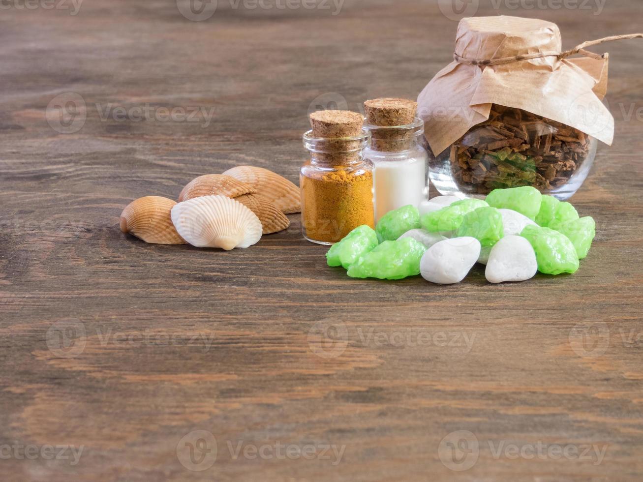 ställ ingredienser och kryddor för aromaterapi och kroppsvård på träyta. spa stilleben foto