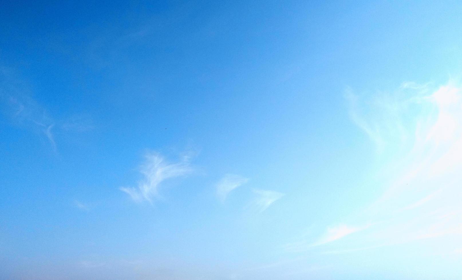 blå himmel med moln bakgrund. mulen konsistens. selektiv fokusering. kopieringsutrymme. håna foto