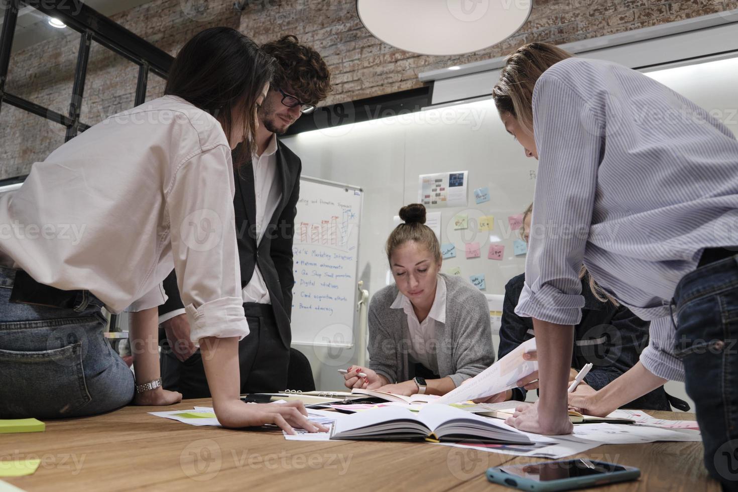 medarbetares team och kollega brainstormade och diskuterade en marknadsföringsstrategi, idésamarbete och affärsprojektplanering vid ett kontors konferensbord på personalmötesarbetsplatsen. foto