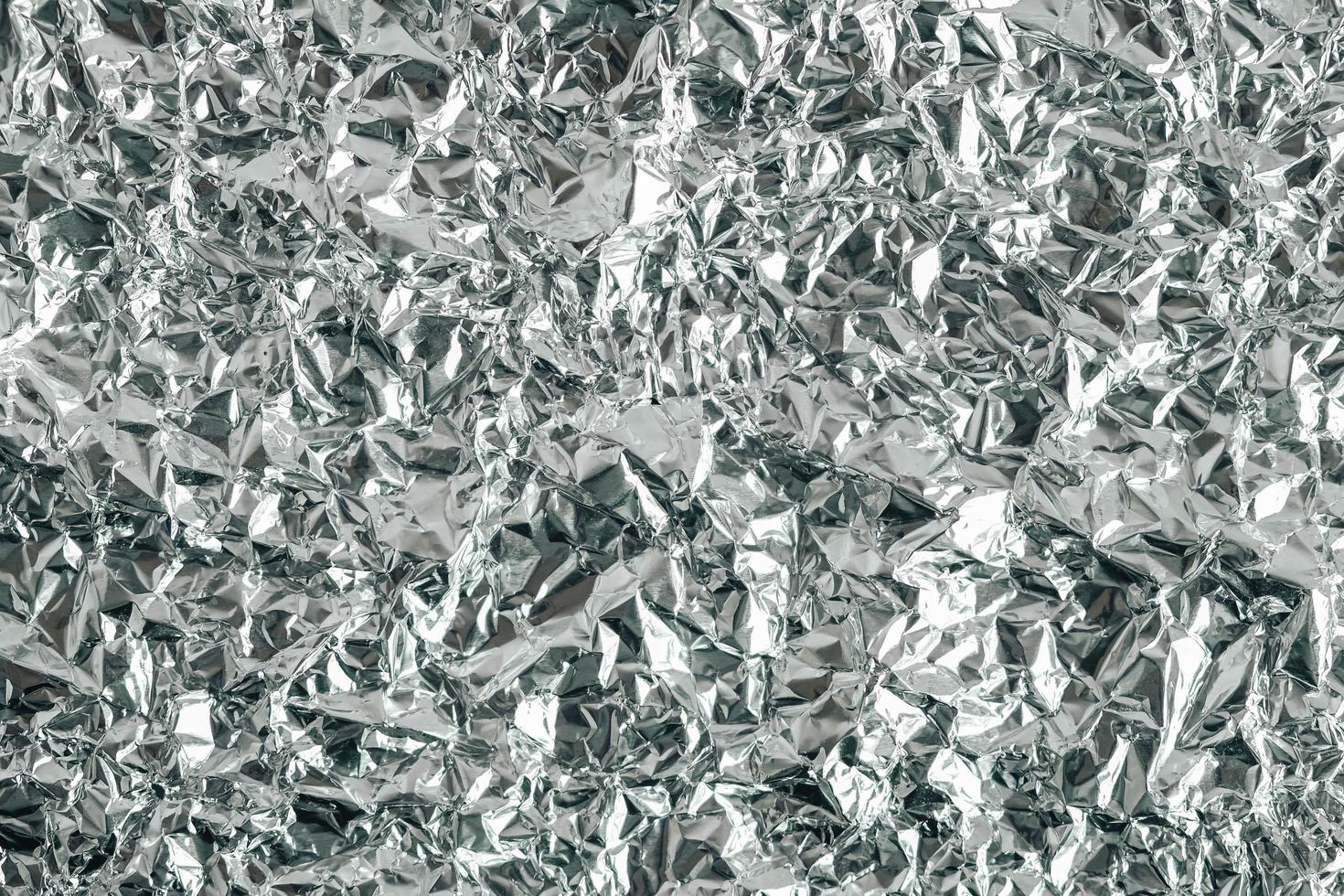 ytstruktur av skrynklig aluminiumsilverfolie foto