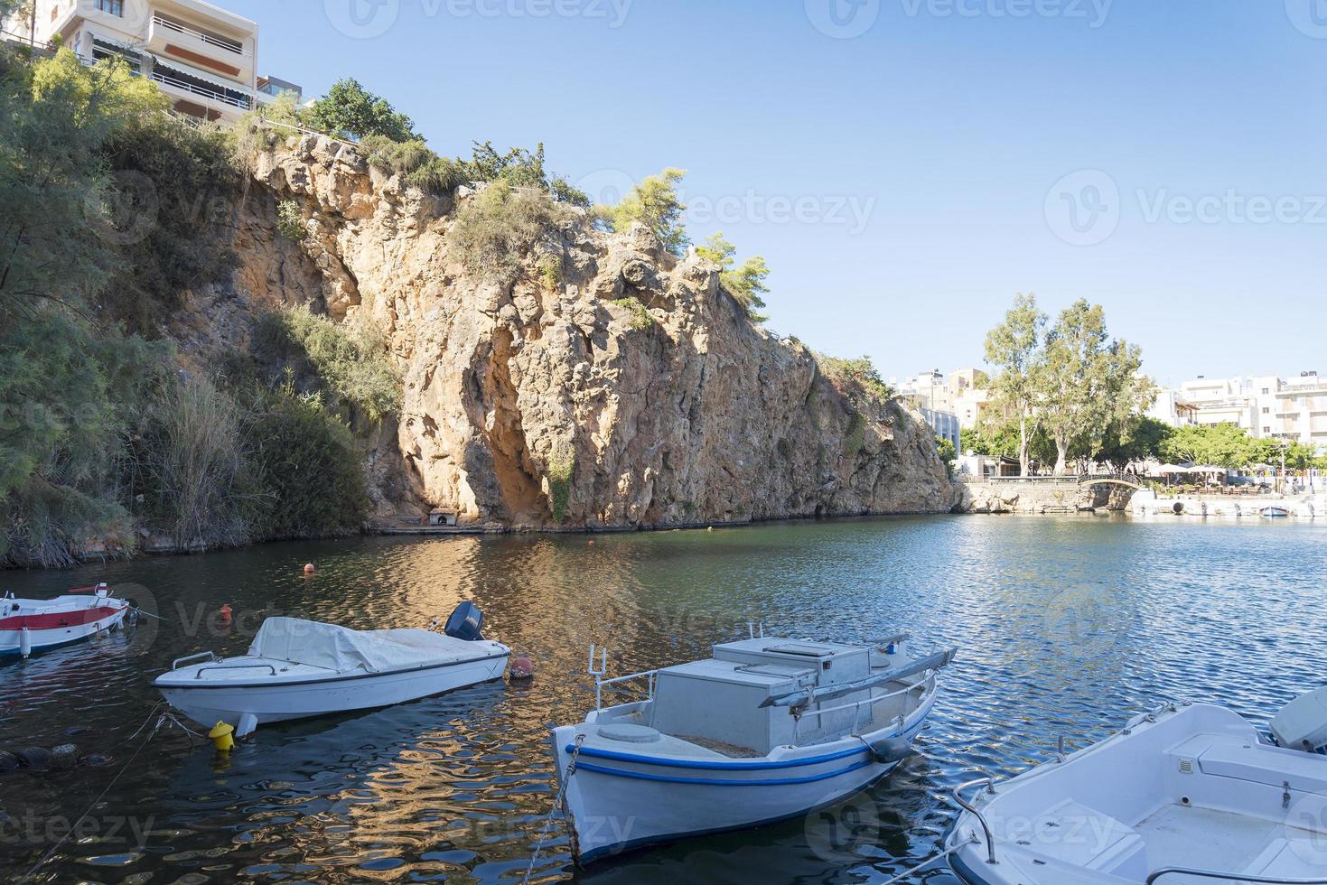 båtstation i staden Chania på solig dag. foto