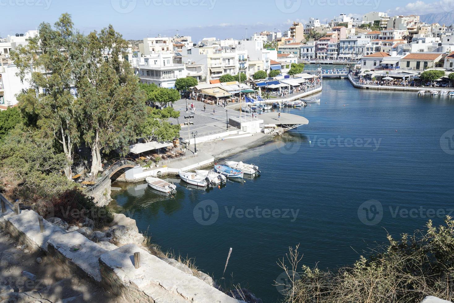 båtstation i staden Chania på solig dag. foto