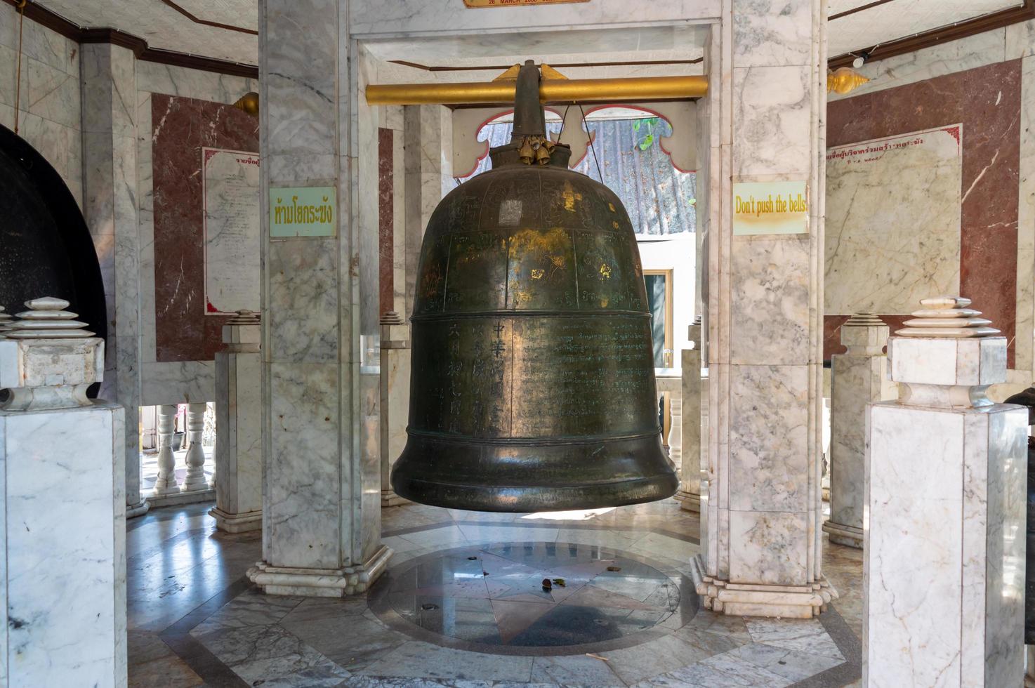 chiang mai thailand12 januari 2020wat phra that doi suthep templet templet är 689 meter högt från chiang mais slätter och 1046 meter över havet. det viktigaste templet i chiang mai foto