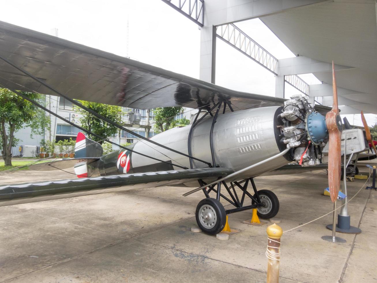 royal thai air force museum bangkokthailand18 augusti 2018 utsidan av flygplanet har många stora flygplan. att lära sig närmare. den 18 augusti 2018 i Thailand. foto