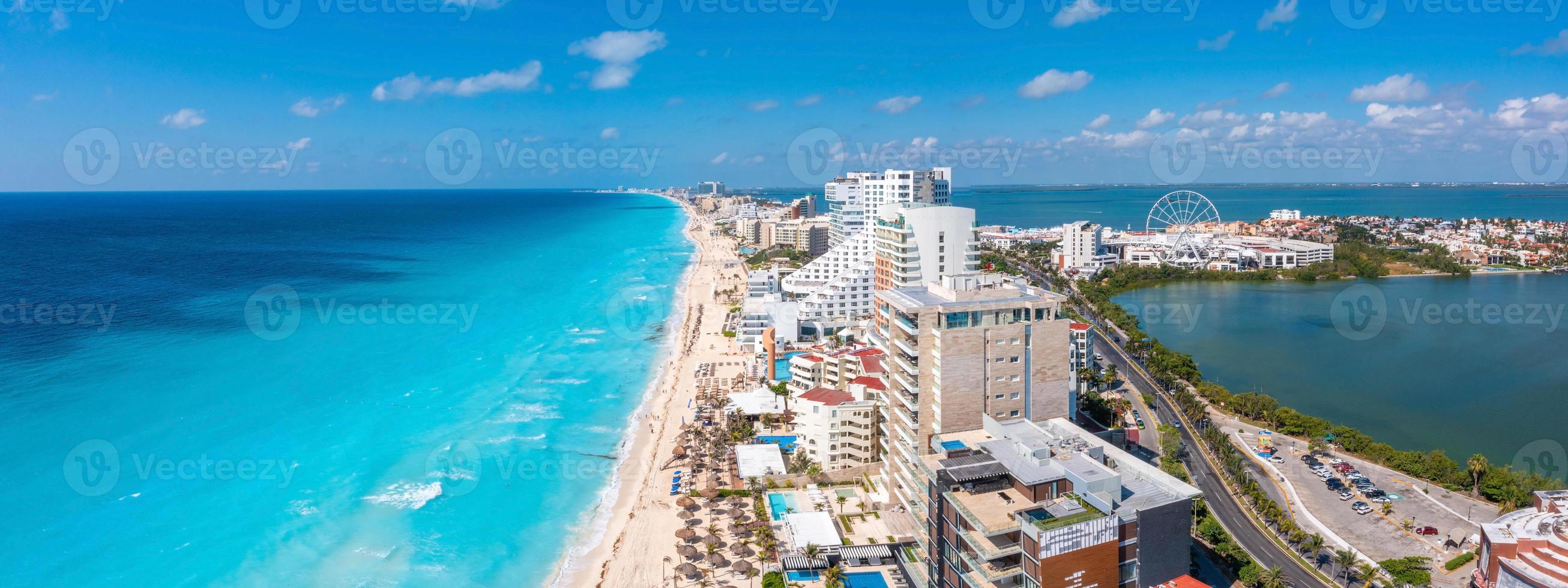 Flygfoto över Punta Norte Beach, Cancun, Mexiko. foto