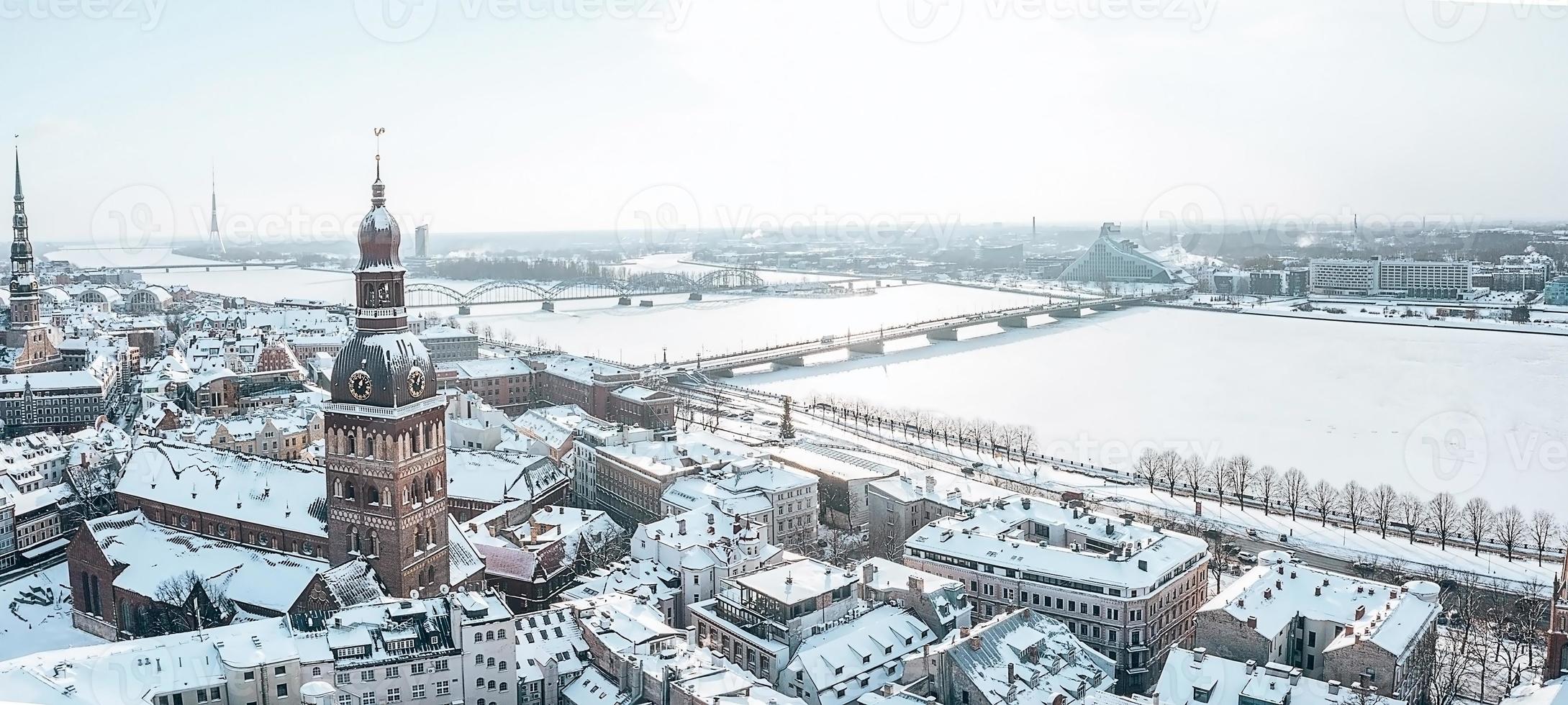 panoramautsikt över Riga gamla stan under vacker vinterdag i Lettland. minusgrader i Lettland. vit riga. foto