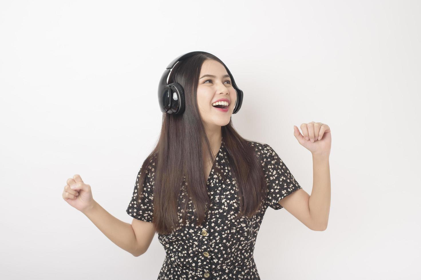 musikälskare kvinnan njuter med headsetet på vit bakgrund foto