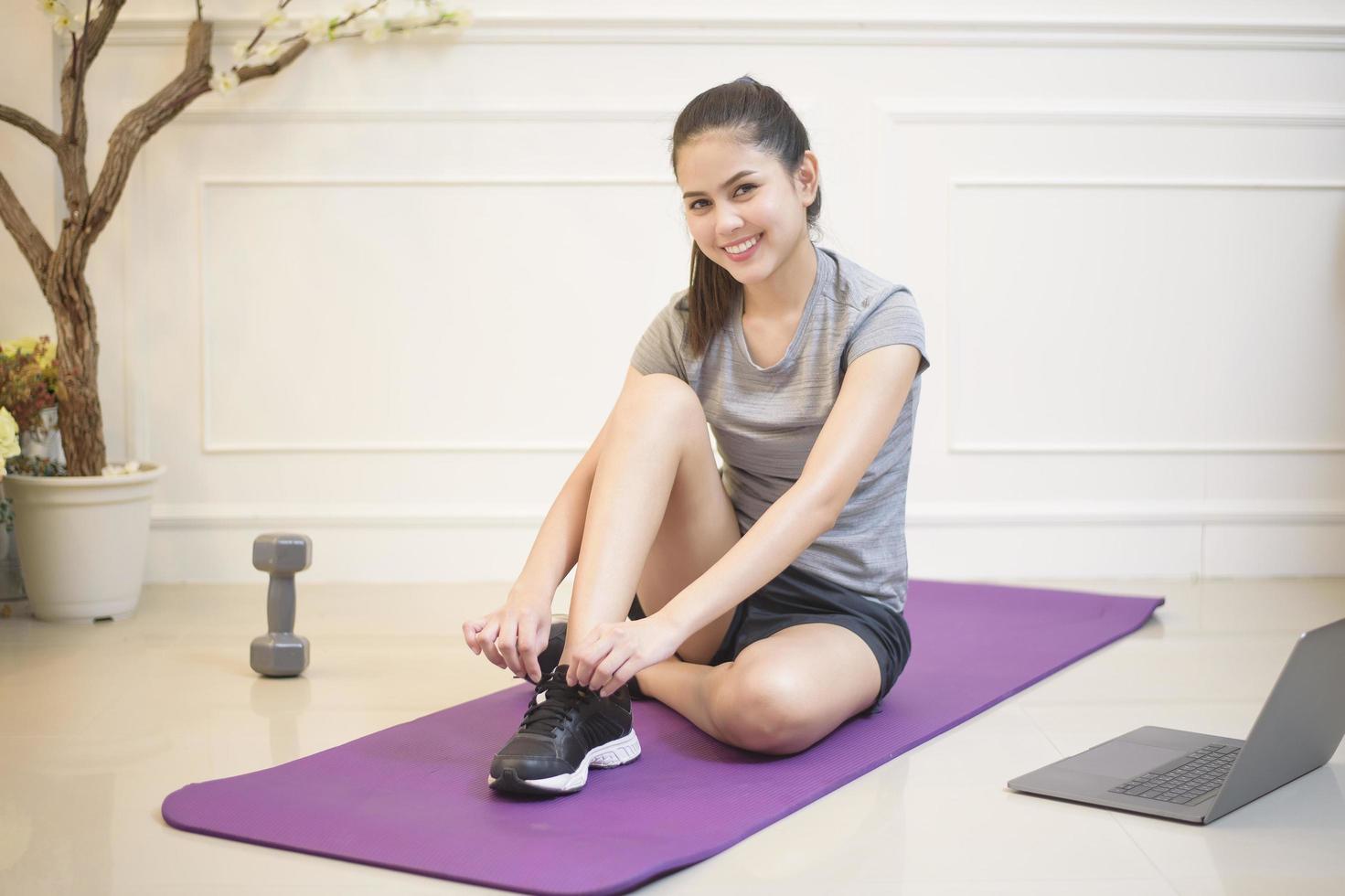 fitness kvinna träning i hemmet foto