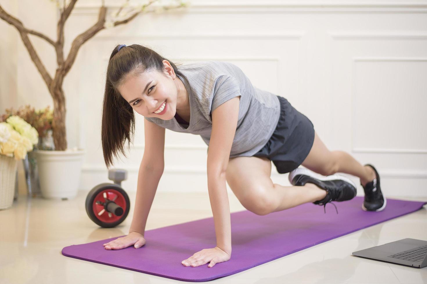 fitness kvinna träning i hemmet foto