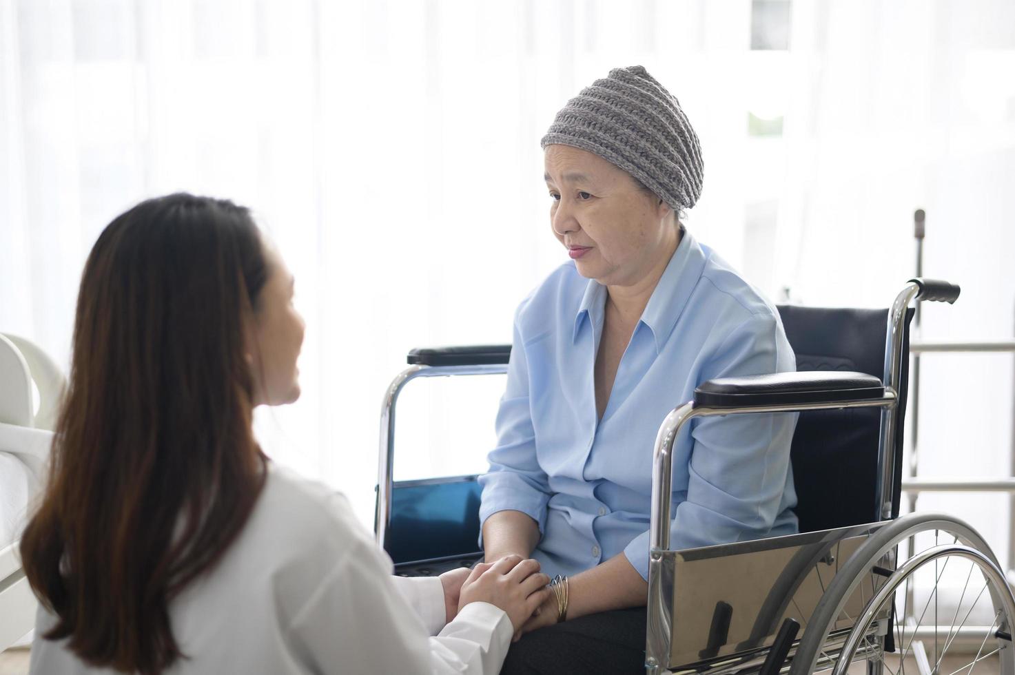 cancerpatient kvinna bär huvudduk efter kemoterapi konsultation och besök läkare på sjukhus. foto