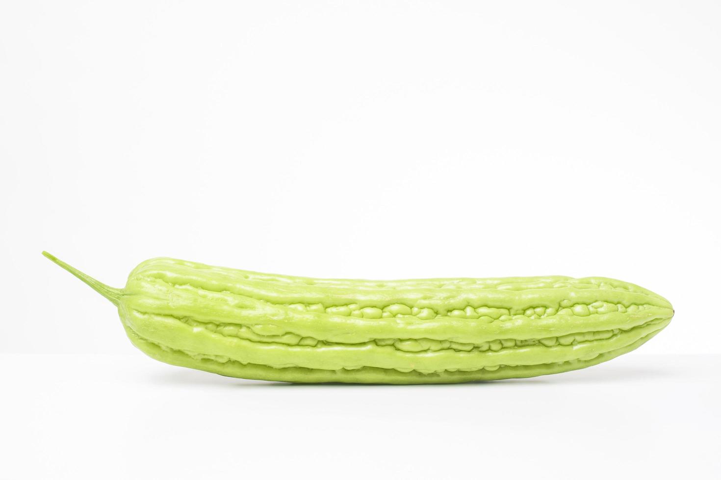 bitter melon på vit bakgrund foto