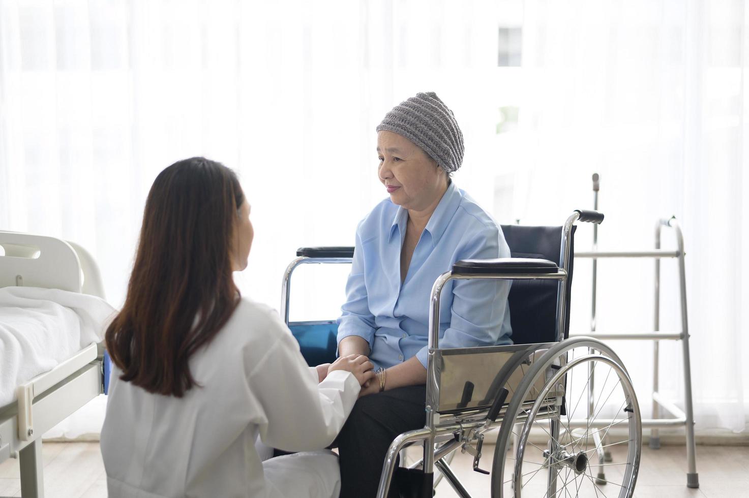 cancerpatient kvinna bär huvudduk efter kemoterapi konsultation och besök läkare på sjukhus. foto