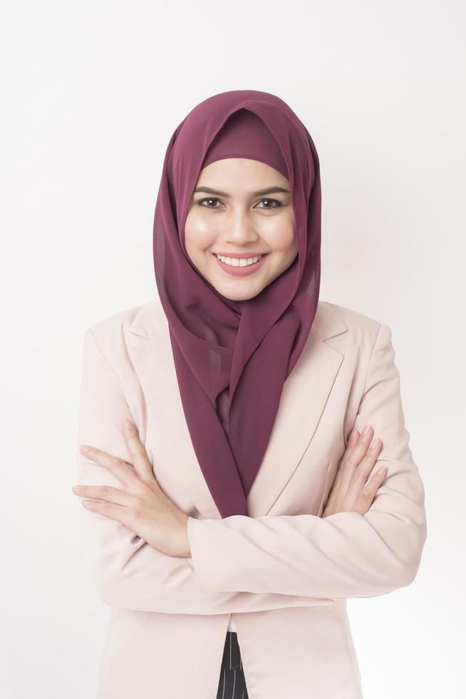vacker affärskvinna med hijab porträtt på vit bakgrund foto