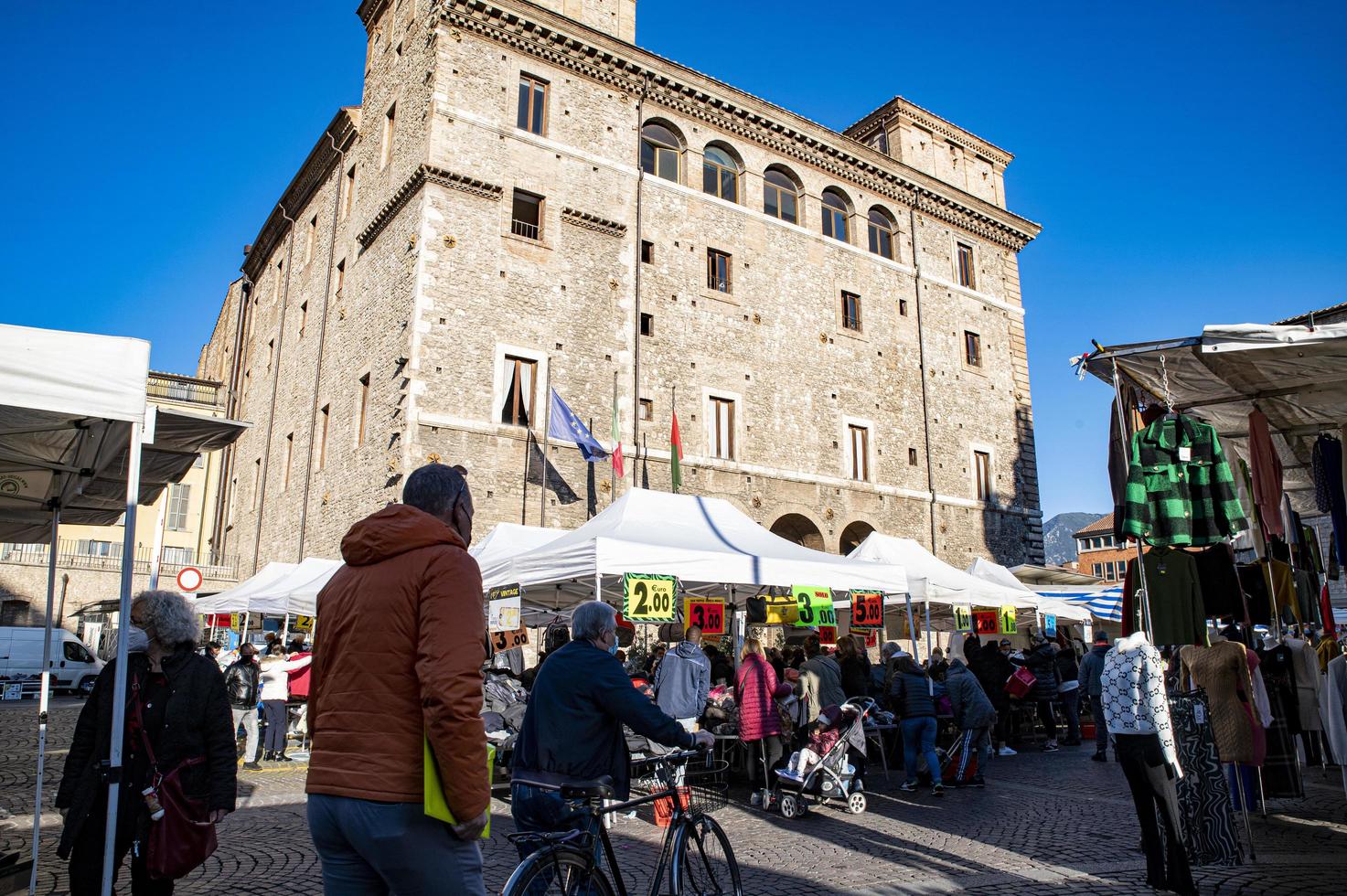 veckomarknad i staden terni foto