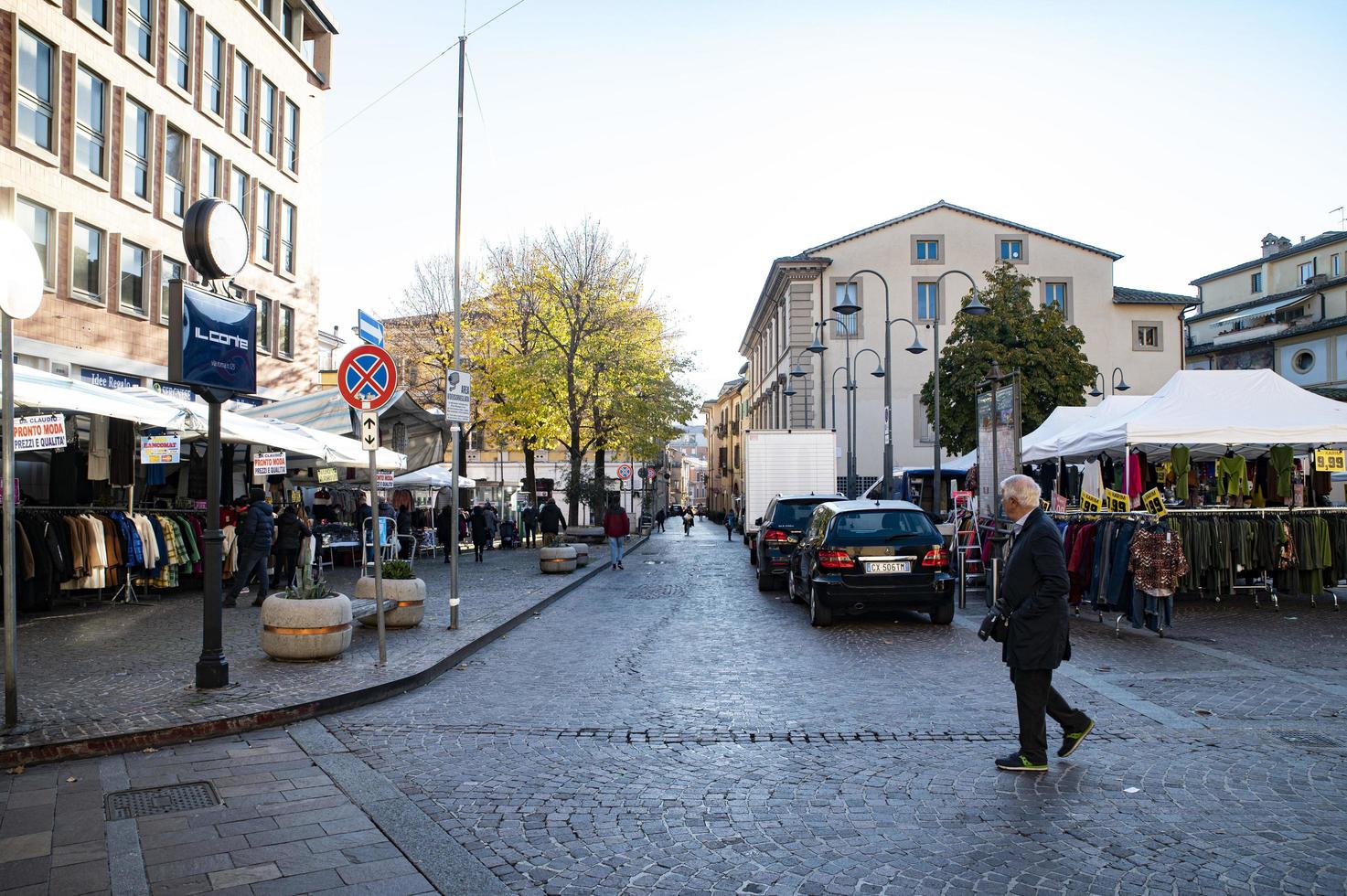 veckomarknad i staden terni foto