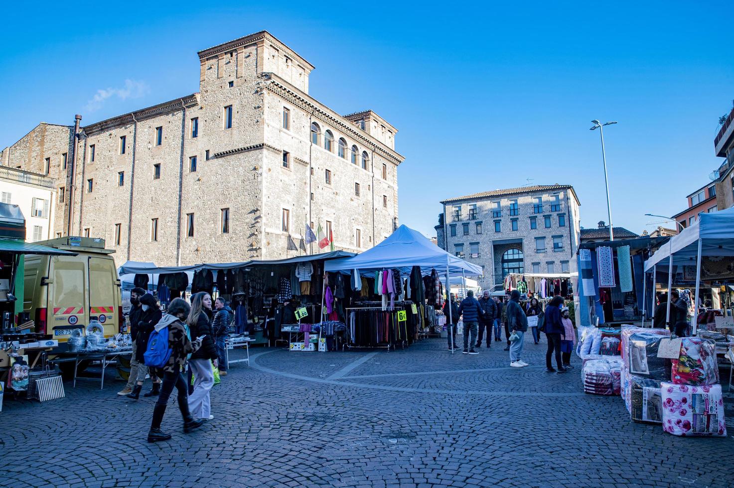 veckomarknad i staden terni foto