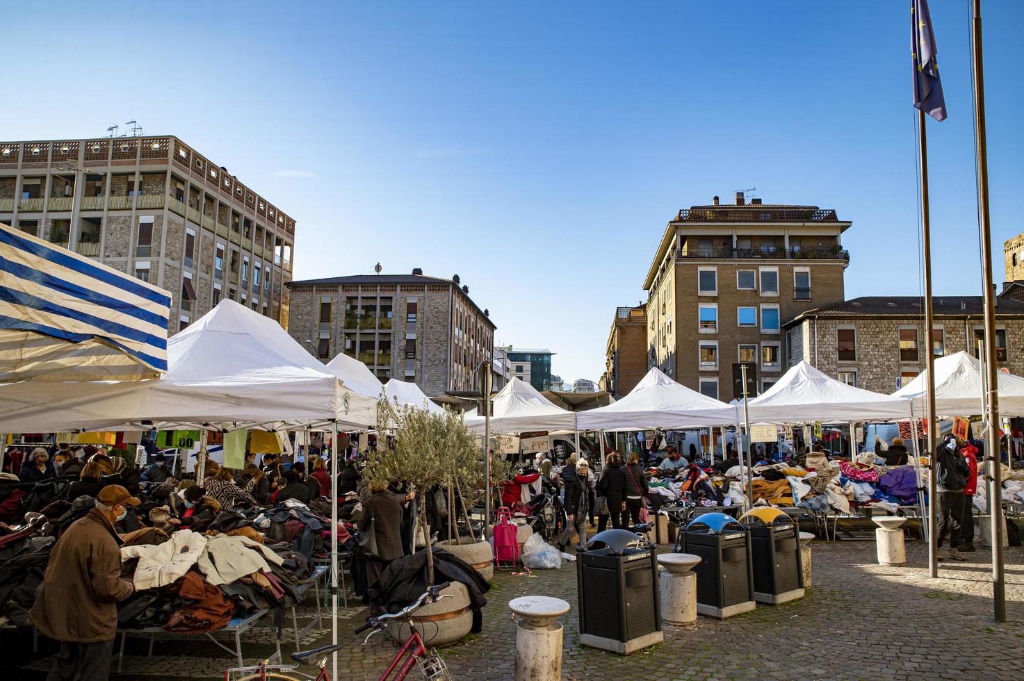 veckomarknad i staden terni foto