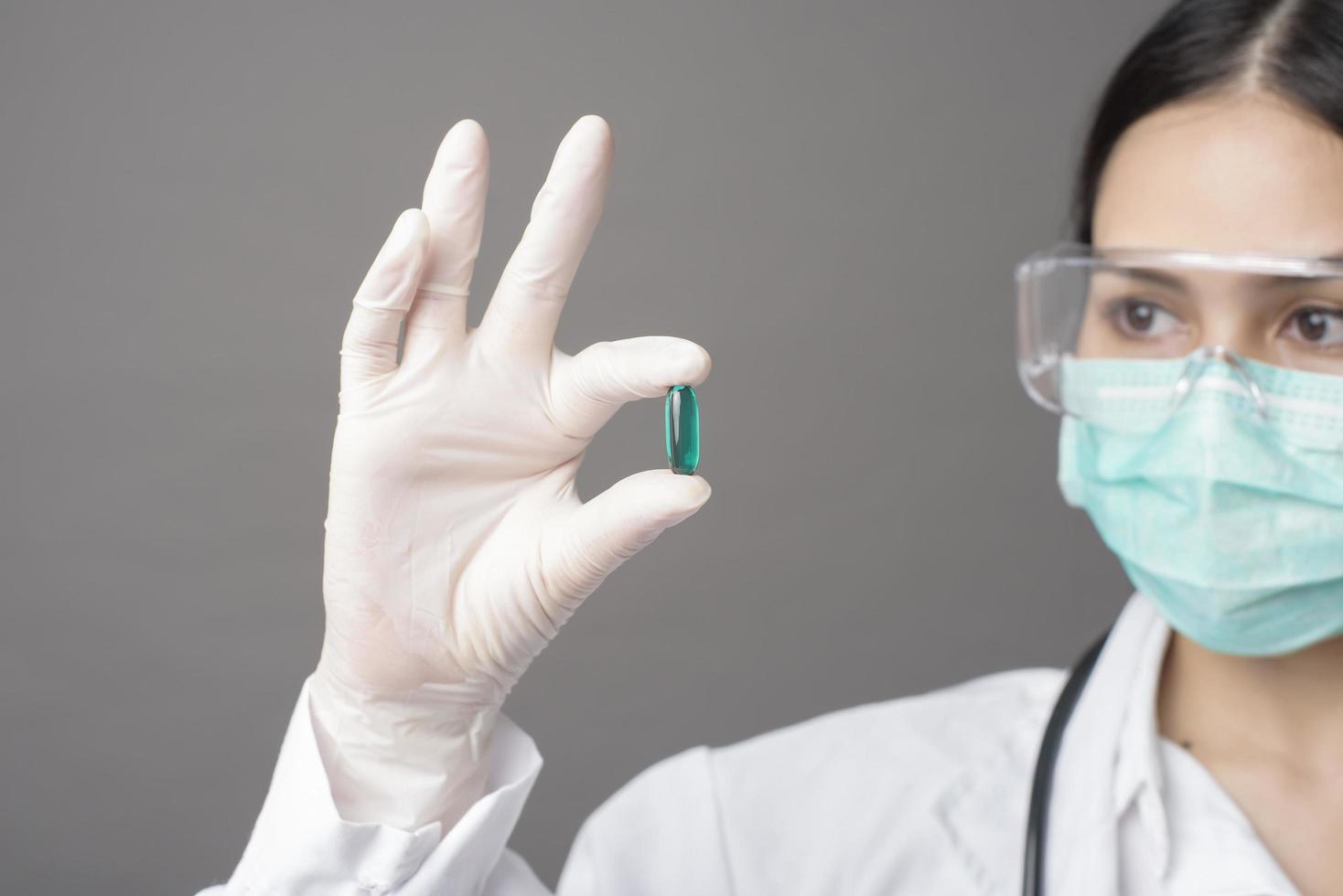intelligent läkare håller medicin piller foto