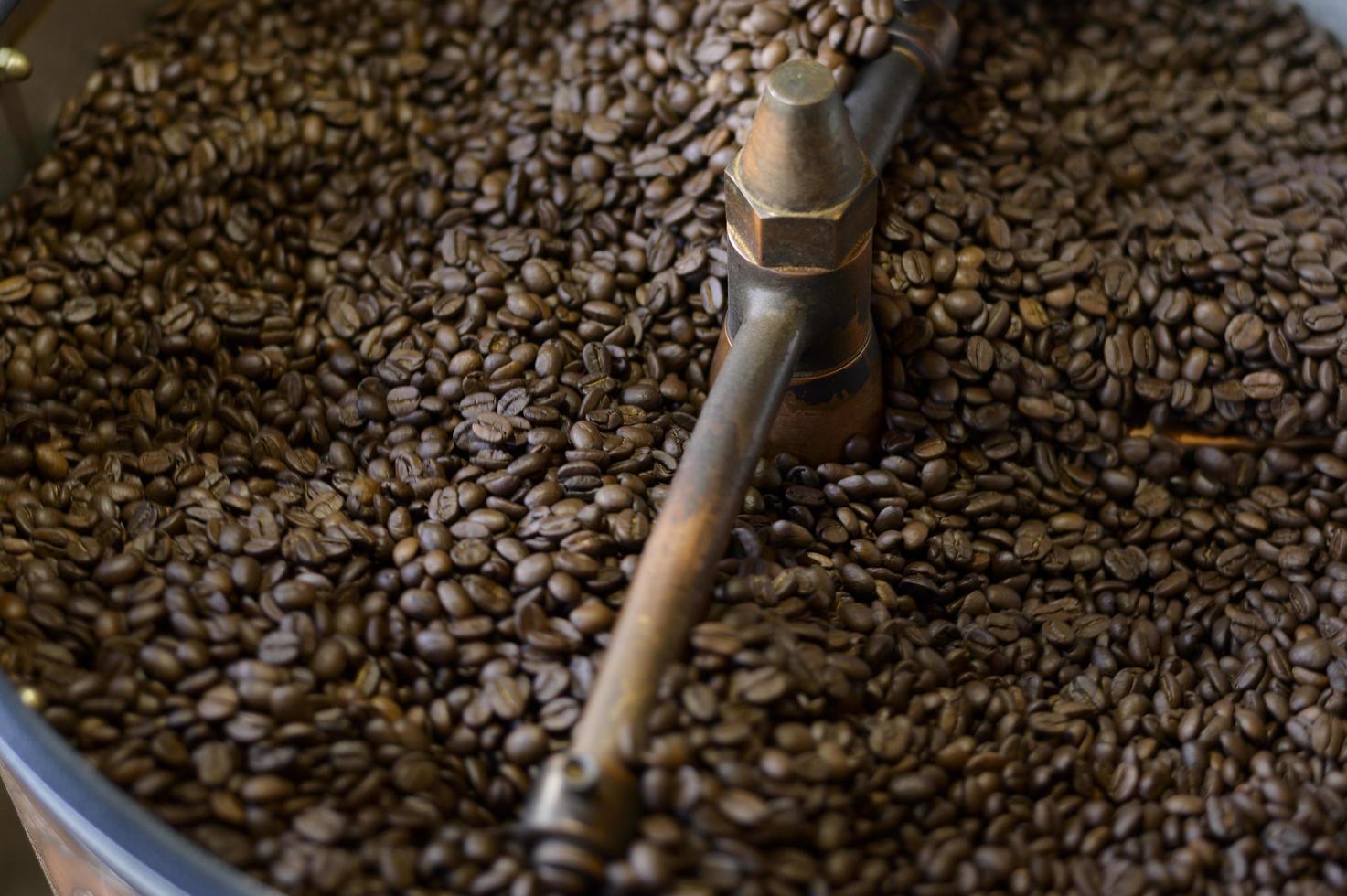 kaffebönor rostas i rostningsmaskin i kafé. foto