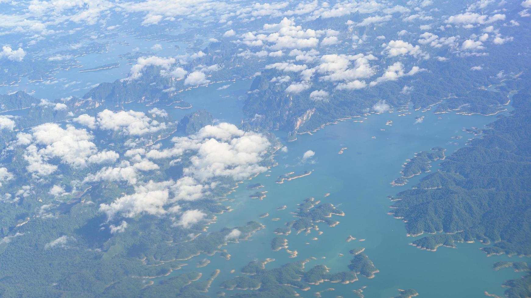 Flygfoto från flygplan av tropisk ö och turkos klart hav. foto