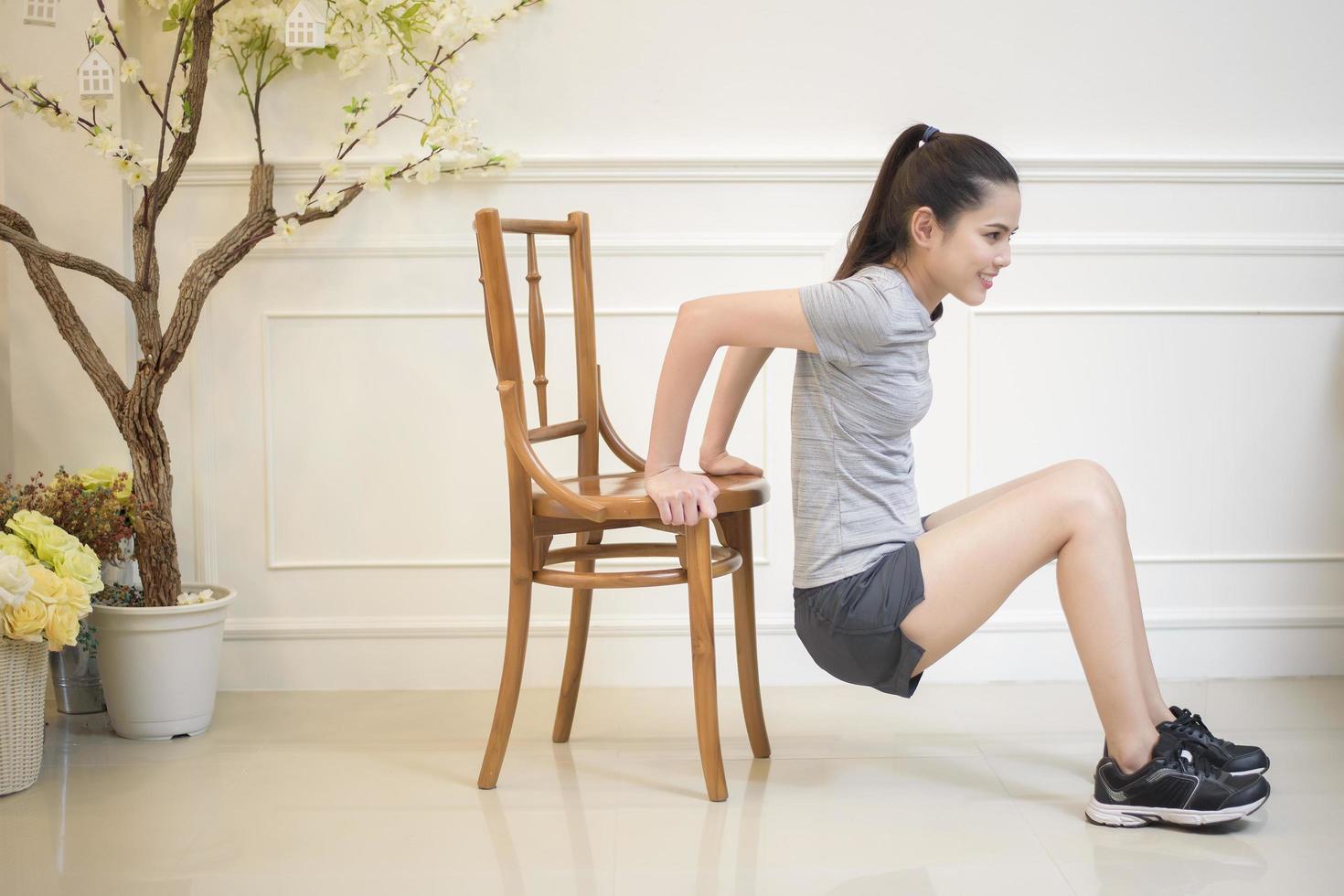 fitness kvinna träning i hemmet foto