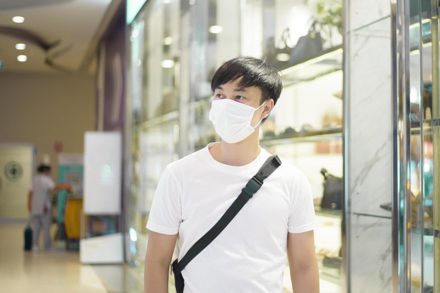 porträtt av mannen bär ansiktsmask i köpcentrum foto