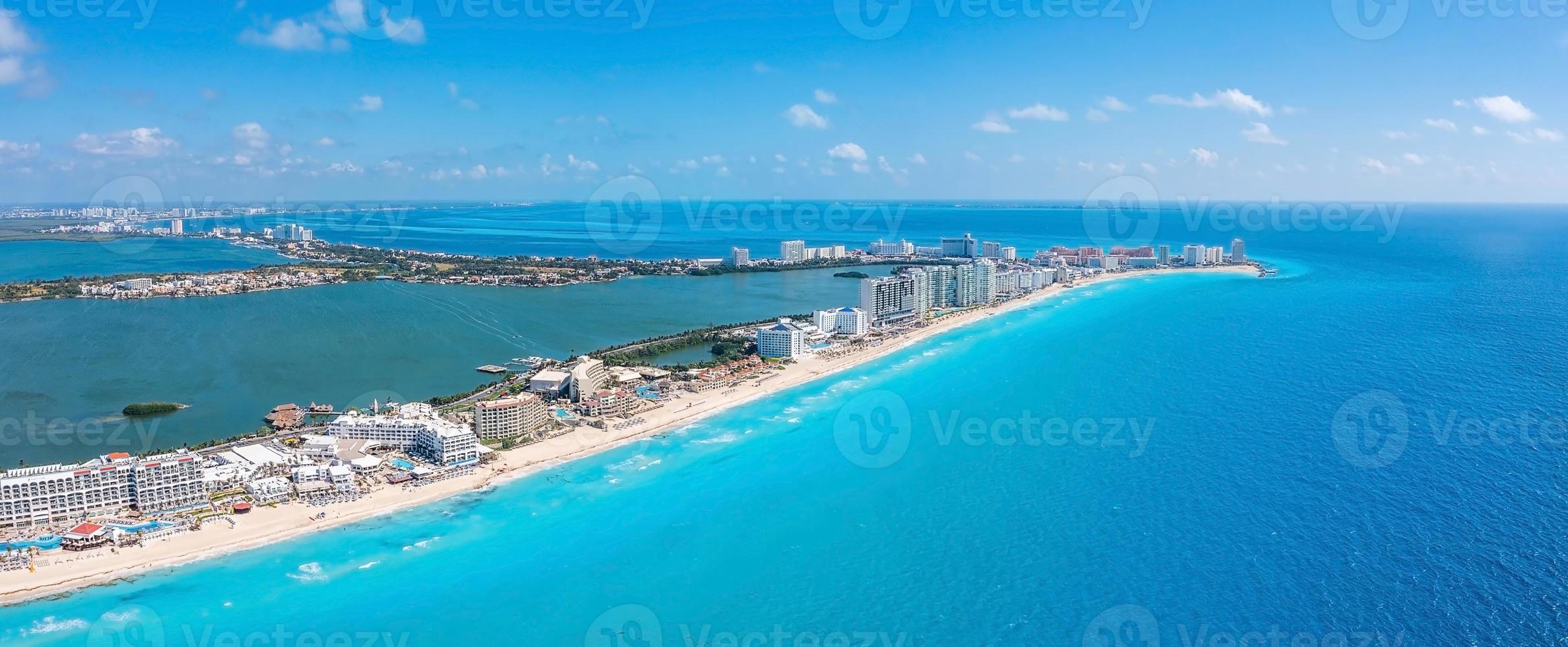 Flygfoto över Punta Norte Beach, Cancun, Mexiko. foto