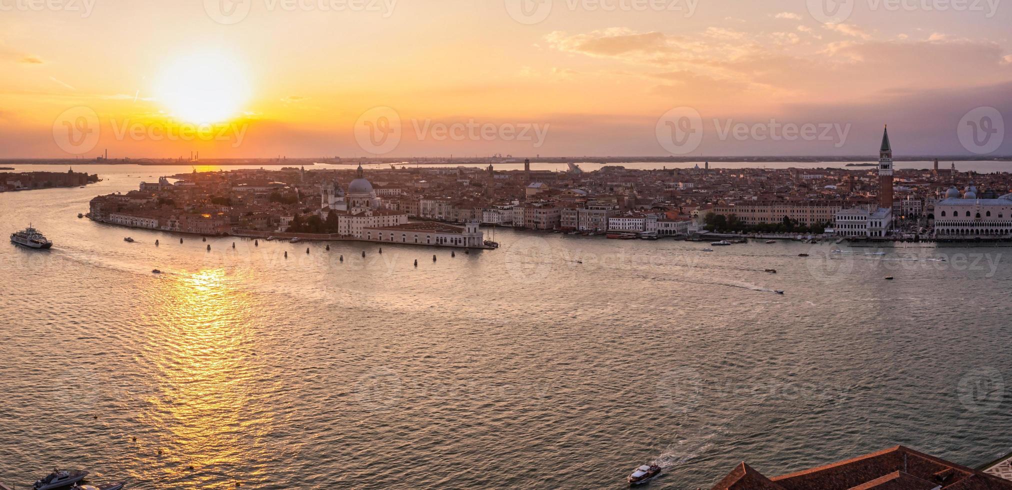 magisk kvällssolnedgångsvy över vackra Venedig i Italien. foto