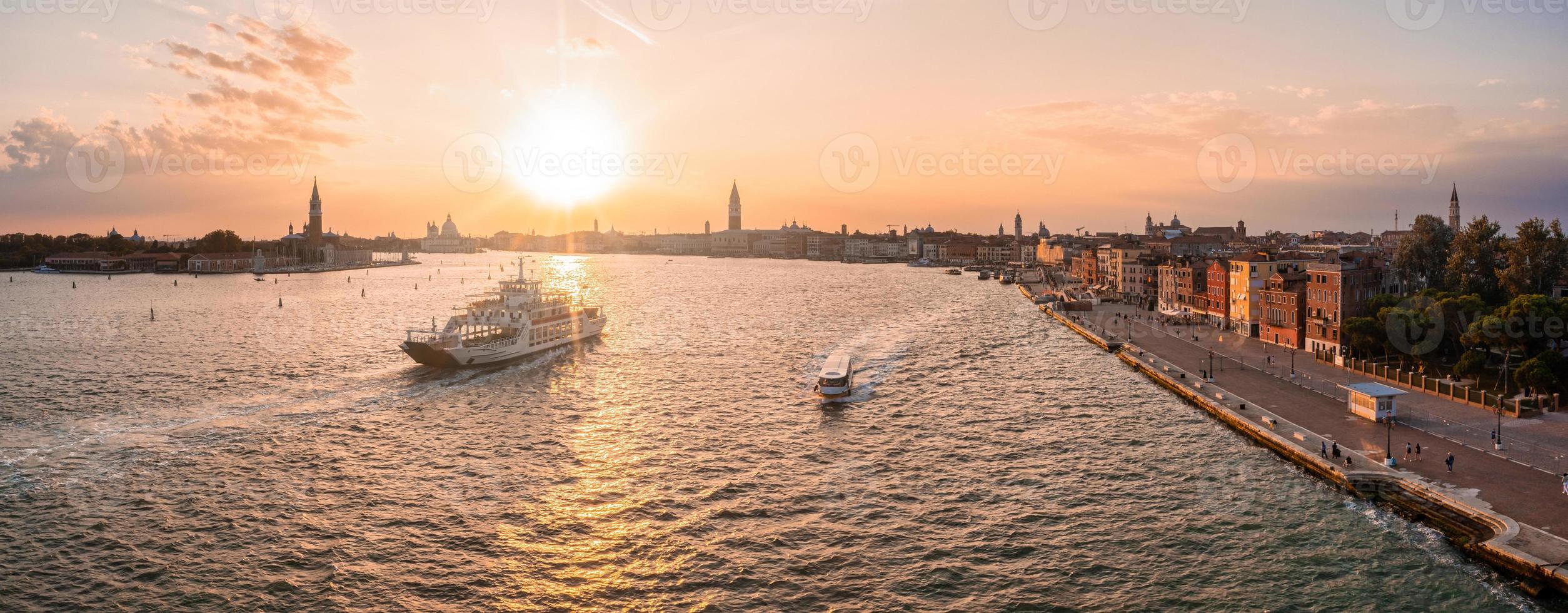 magisk kvällssolnedgångsvy över vackra Venedig i Italien. foto