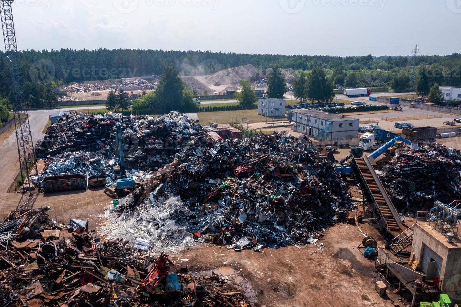 gamla skadade bilar på skroten som väntar på återvinning foto