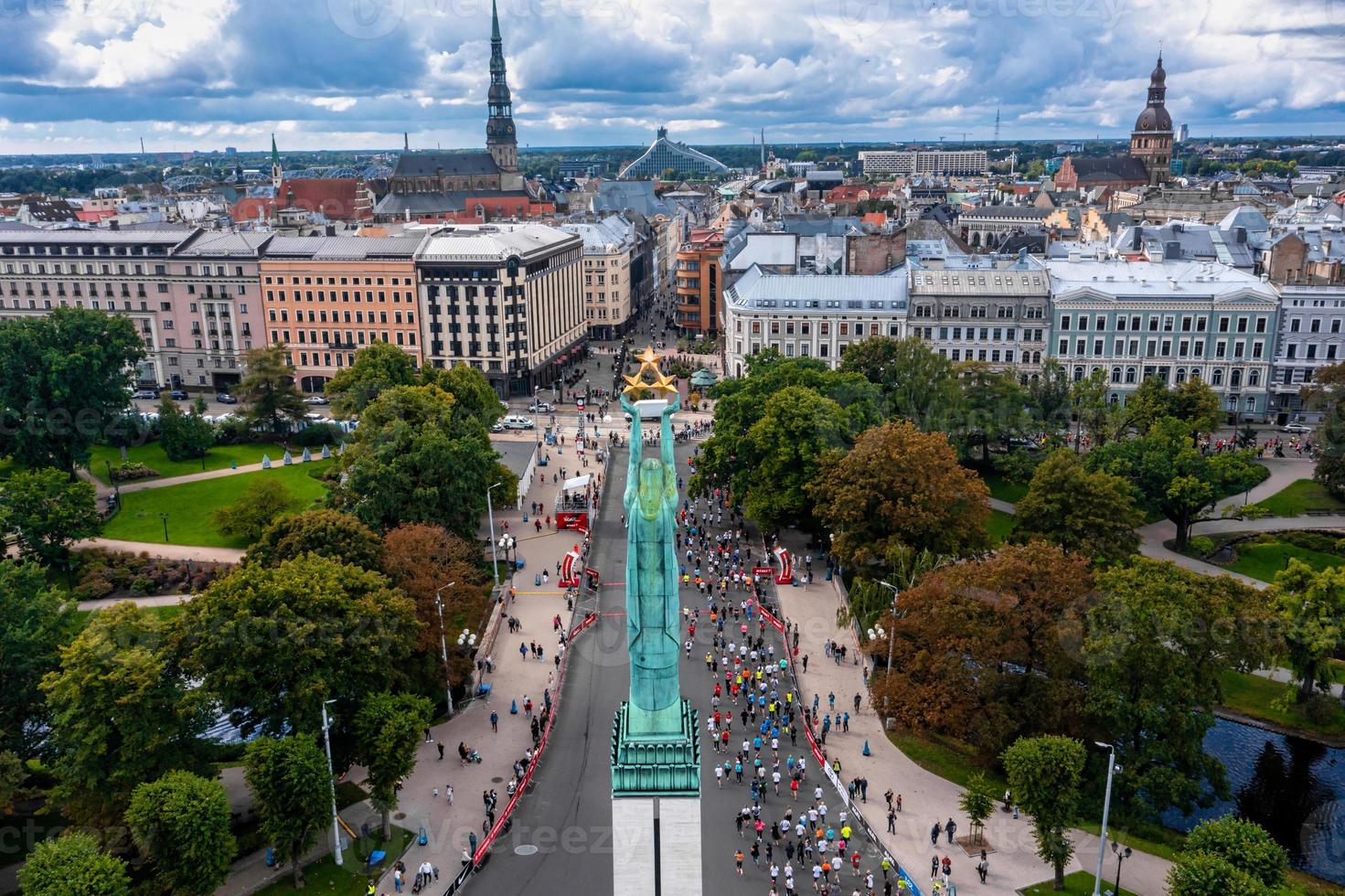 människor som springer det internationella rimi riga marathon foto