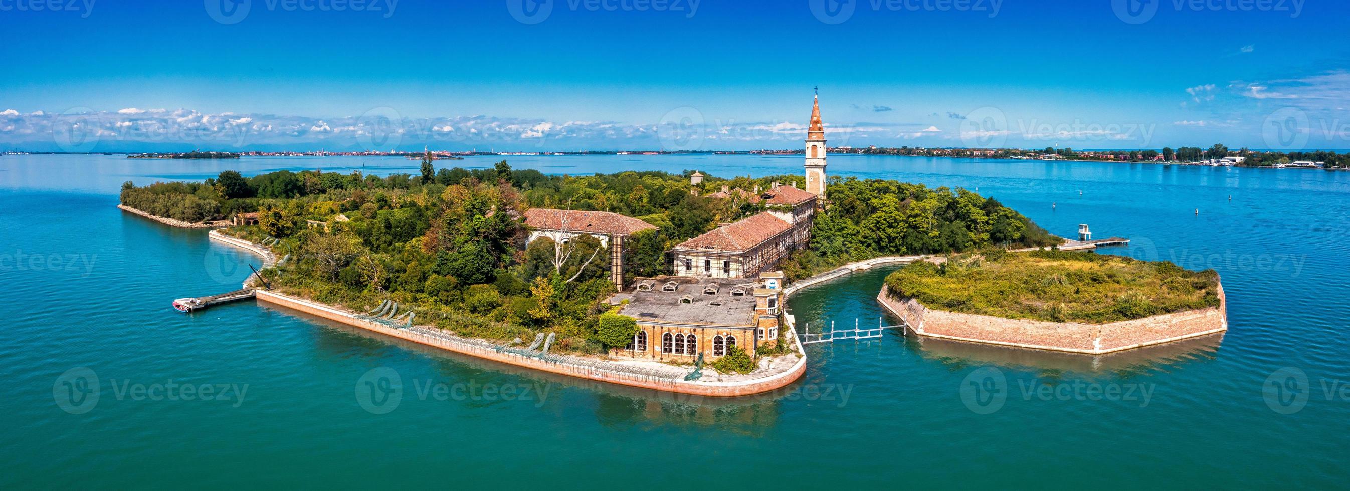 Flygfoto över den plågade spökön Poveglia i Venedig foto