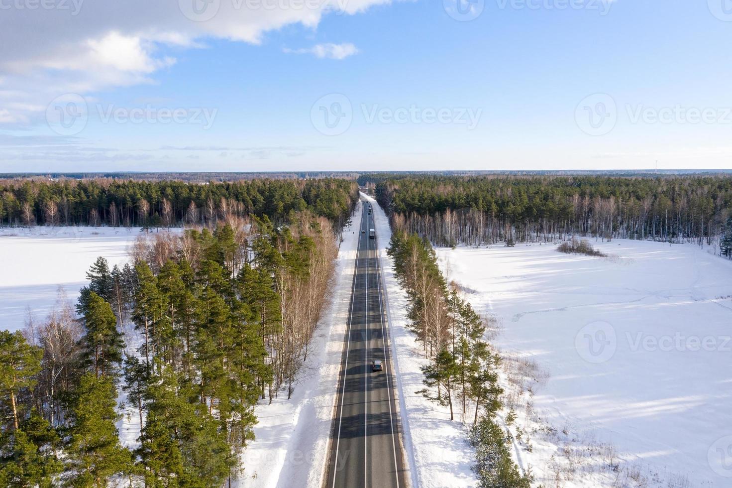 väg i vinteralperna. vinterlandskap. flygperspektiv foto