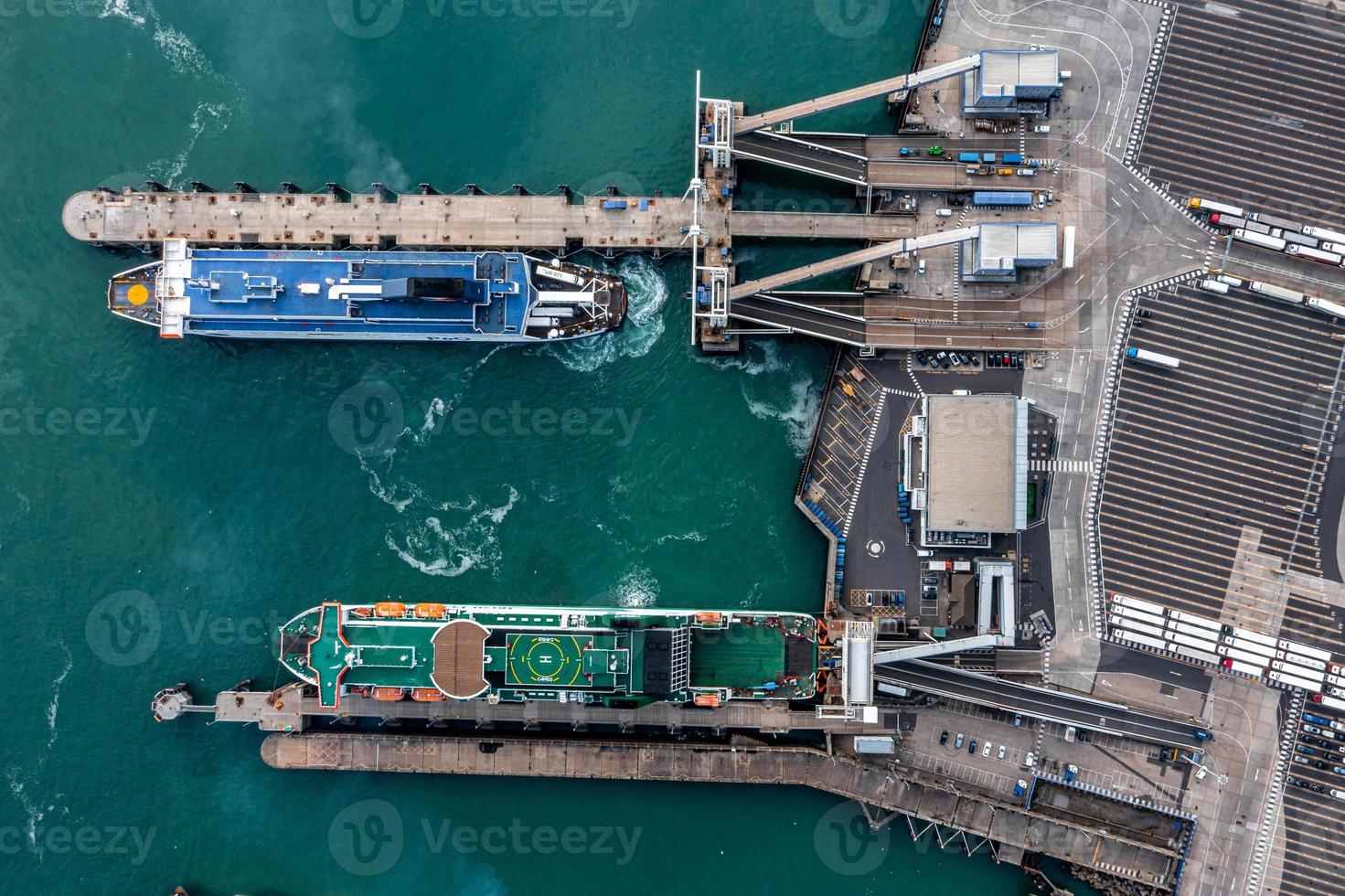 Flygfoto över Dovers hamn med många färjor foto