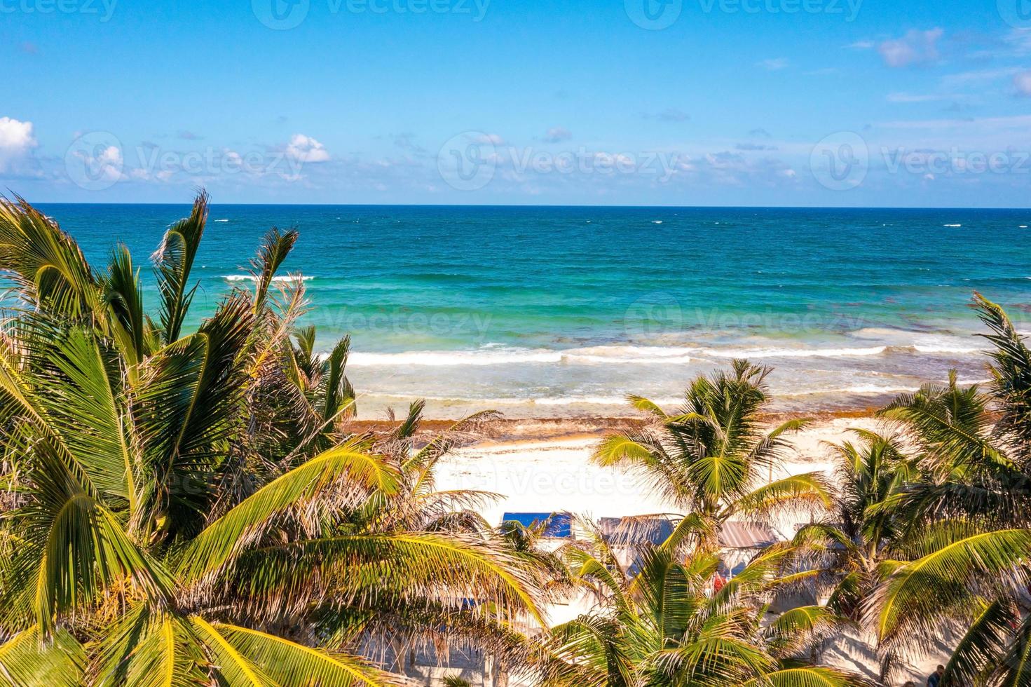 tulum kustlinje vid stranden med ett magiskt karibiskt hav och små hyddor vid kusten. foto