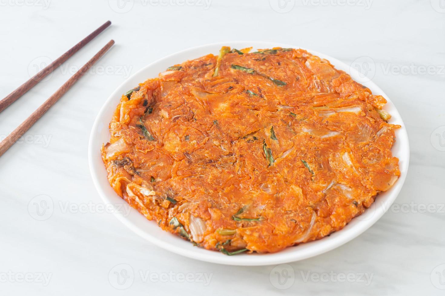 koreansk kimchipannkaka eller kimchijeon foto