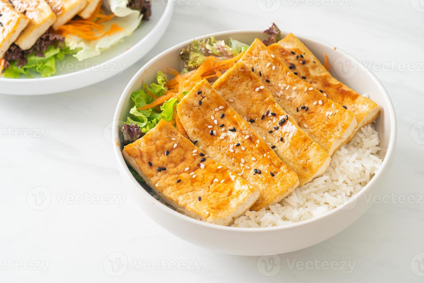 teriyaki tofu risskål - vegansk matstil foto