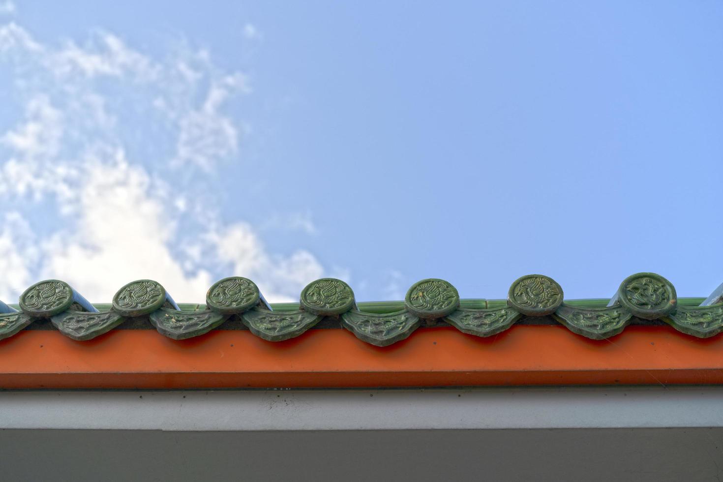 taket på ett hus med en kinesisk prydnad foto
