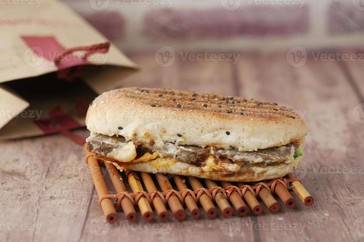 detaljbild av klubbsmörgås på träbord foto