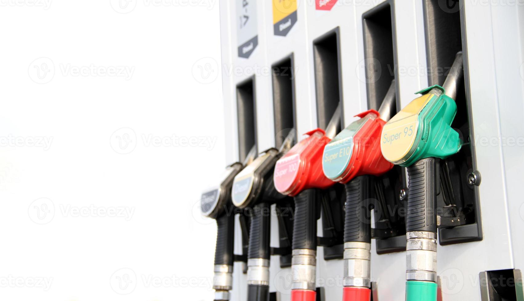 bensinstation med olika typer av bränsle foto
