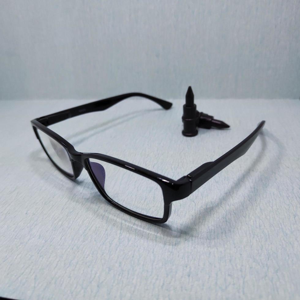 läsglasögon med tillbehörsnål foto